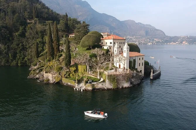 Small boat tour on Lake Como near a lakeside villa